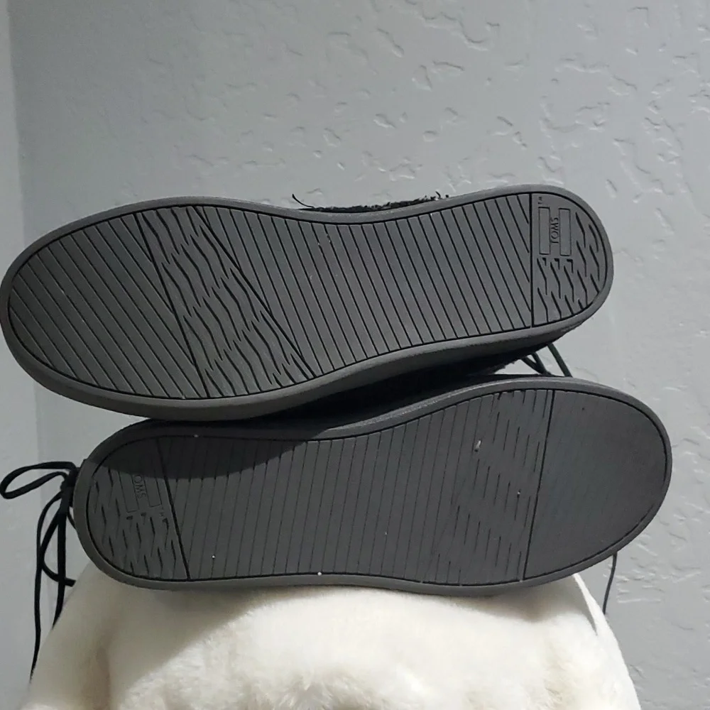 WOMENS TOMS BLACK SUEDE SLIP ON BOOTS SIZE 9 MULTI COLOR STRANDS WINTER CABIN